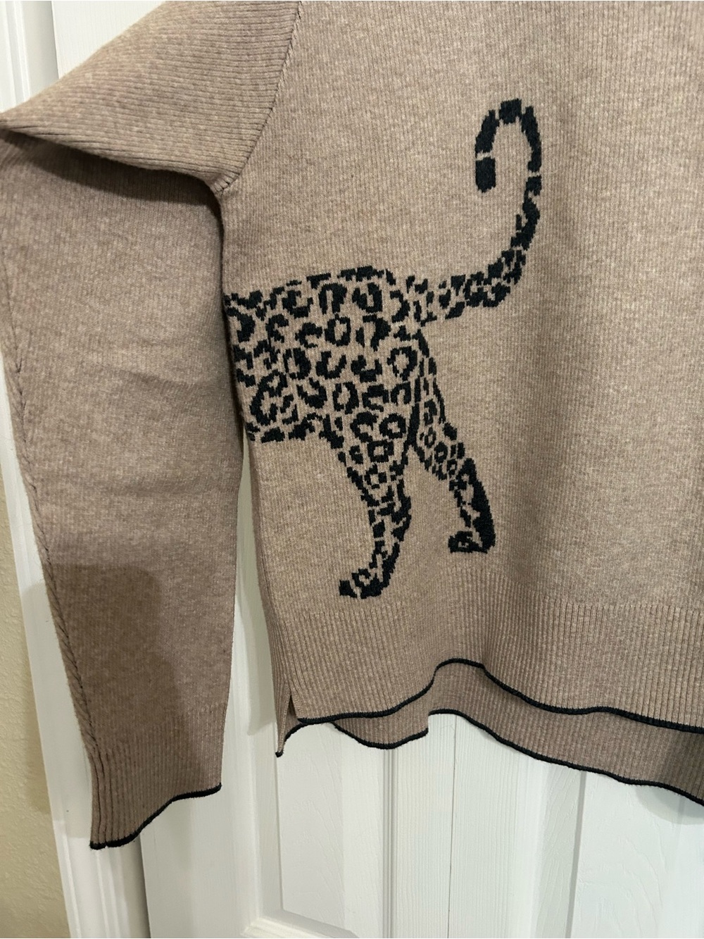 Cabi Cheetah Crew Neck Pullover Sweater Animal Print Tan Beige Sz Medium 4658 - Picture 4 of 7